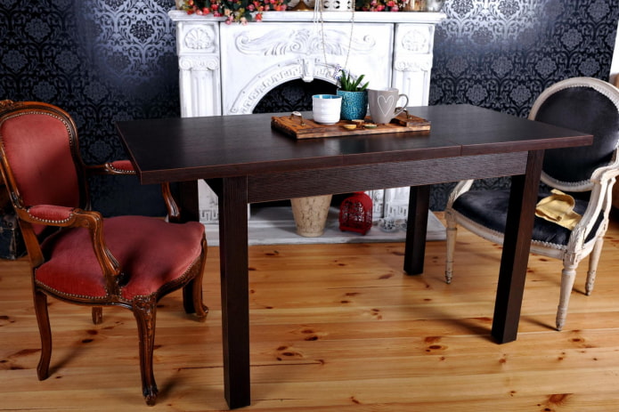 mesa de madeira wengué no interior