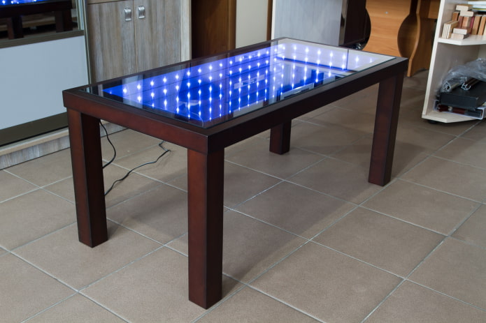 mesa de madeira com iluminação de fundo no interior