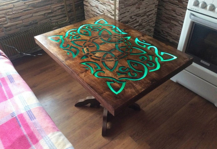 mesa de madeira com iluminação de fundo no interior