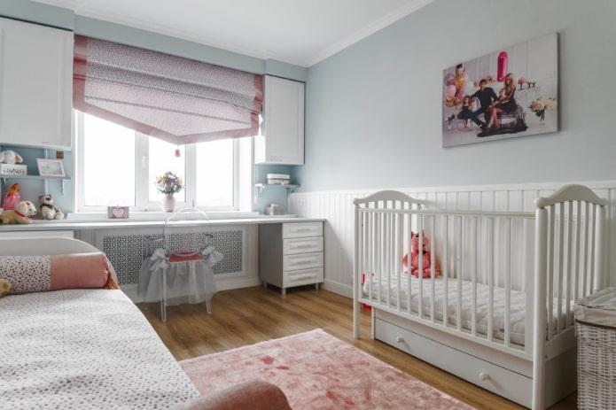 Quarto para uma criança em idade pré-escolar e um recém-nascido