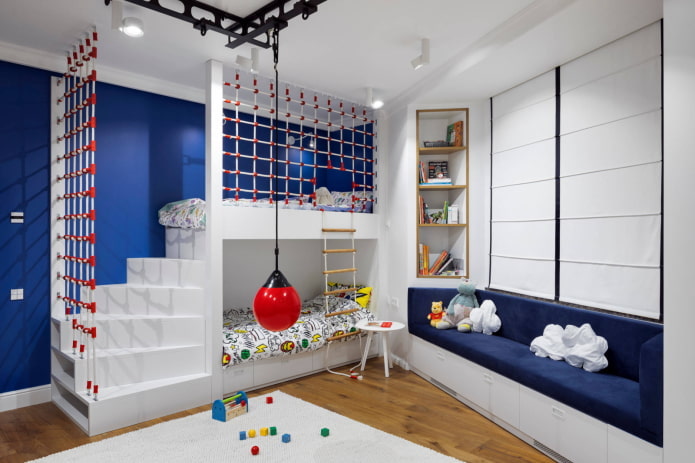 Quarto espaçoso para crianças em idade escolar