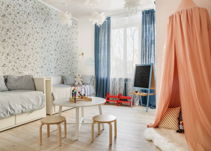 Um quarto em cores pastéis