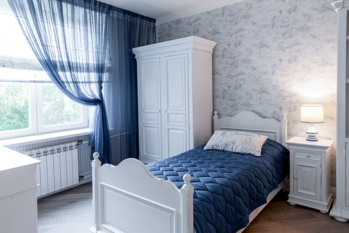 decoração e tecidos no interior de um quarto infantil em estilo náutico