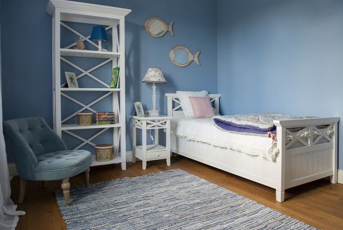 interior de um quarto de menina em estilo náutico