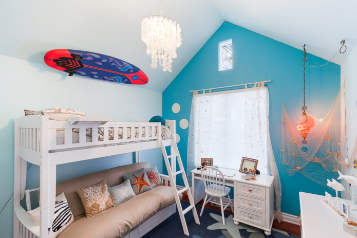 decoração e tecidos no interior de um quarto infantil em estilo náutico