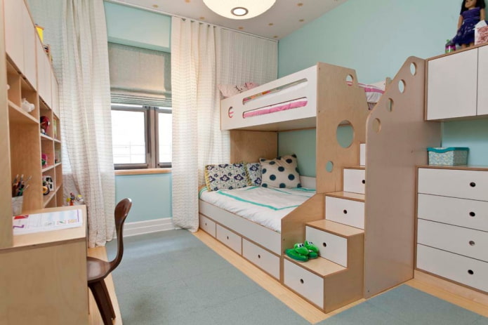 a modelo de dois andares feito de papelão em um quarto infantil