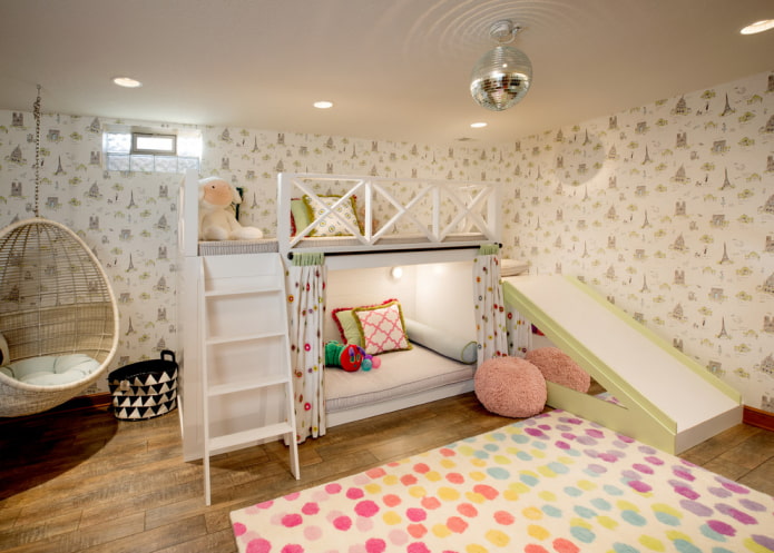 modelo de dois níveis com escorregador no quarto infantil
