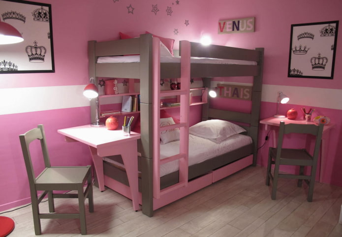 modelo de dois níveis com mesa no quarto infantil