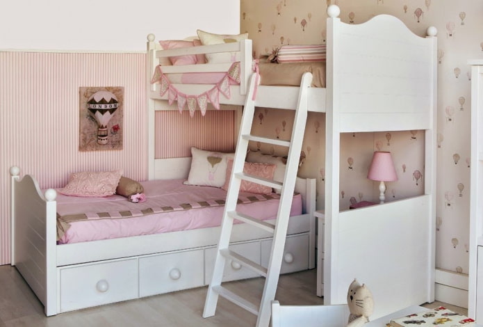 modelo de dois andares no quarto de bebê para meninas