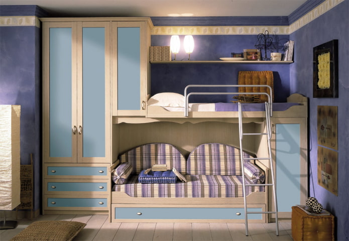 beliche com sofá no quarto das crianças