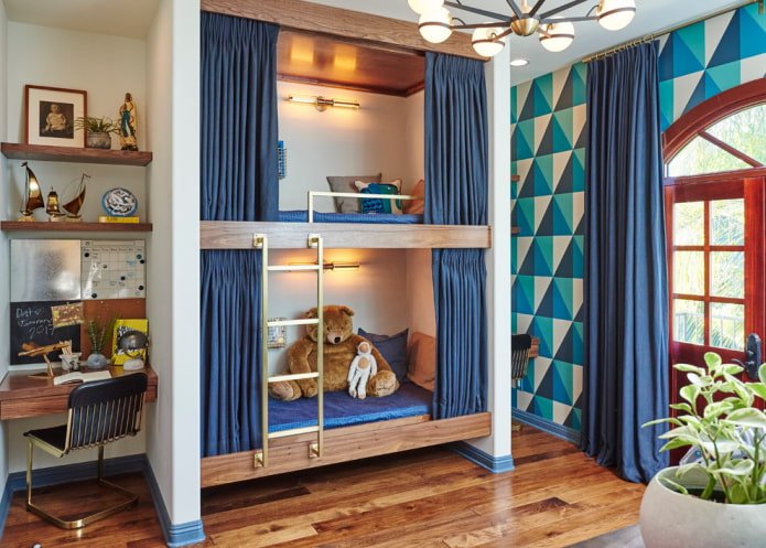 um modelo de dois andares com um dossel em um quarto infantil