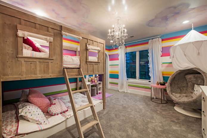 uma cama de madeira de dois andares em um quarto infantil