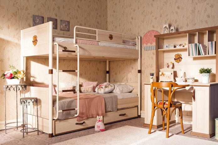 um beliche em um quarto infantil no estilo provençal