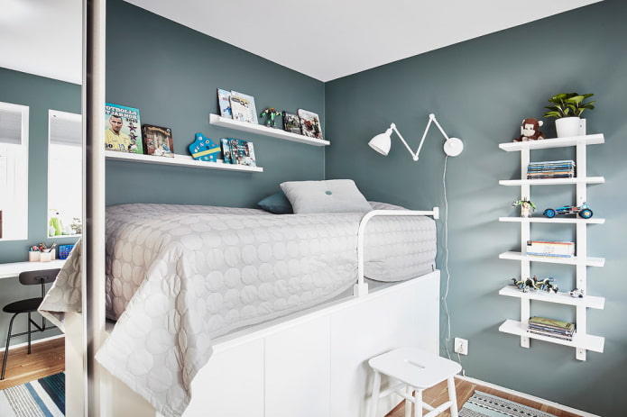 Tons de azul no interior de um quarto de criança