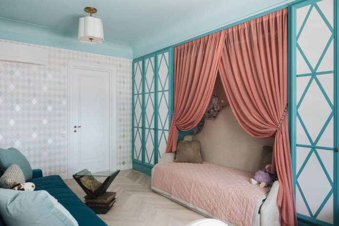 interior azul e rosa de um quarto infantil