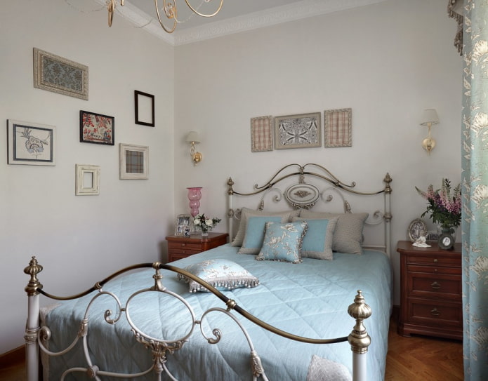 Cama em um quarto pequeno