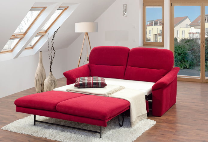 sofá-cama vermelho no interior