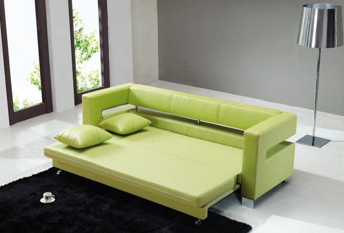 sofá-cama verde no interior