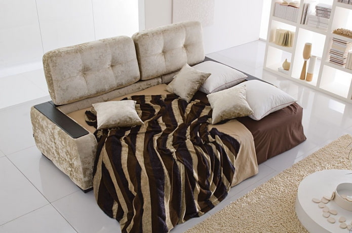 sofá-cama bege no interior