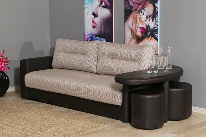 sofá dobrável com mesa no interior