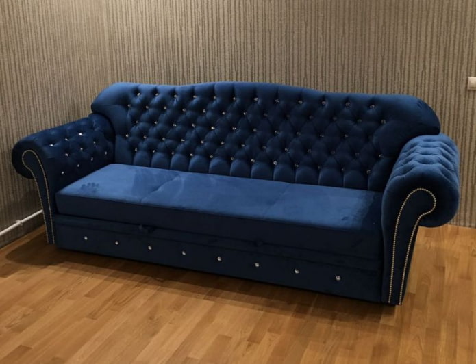 sofá dobrável com strass no interior