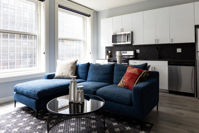 modelo de sofá com pufe azul no interior