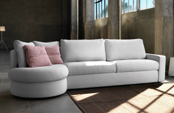 modelo de sofá com pufe branco no interior