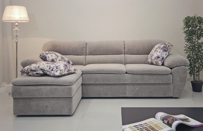 modelo de sofá com pufe no interior