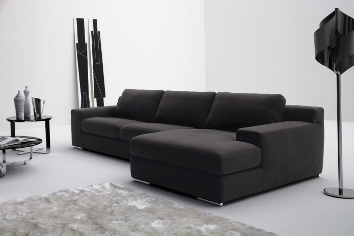 modelo de sofá com pufe em estilo minimalista