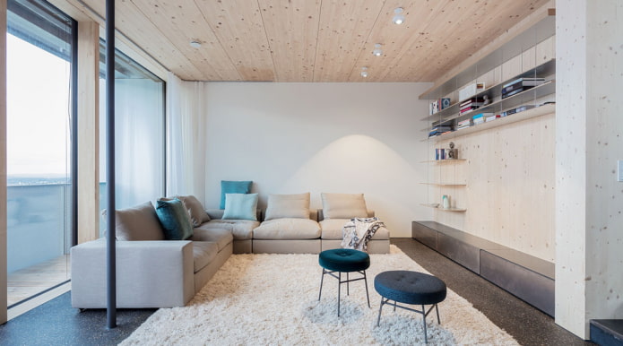 Sala de estar espaçosa com um sofá de canto