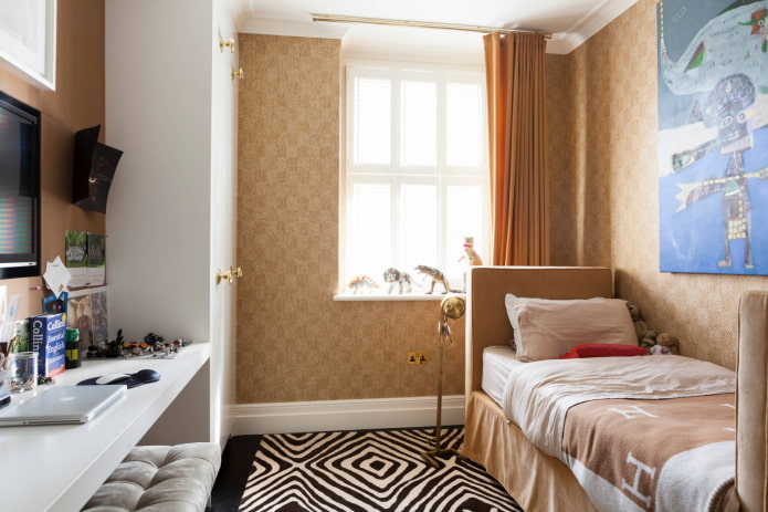 Cama, guarda-roupa e mesa