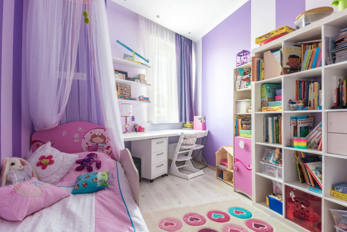 Quarto infantil em tons de roxo e rosa