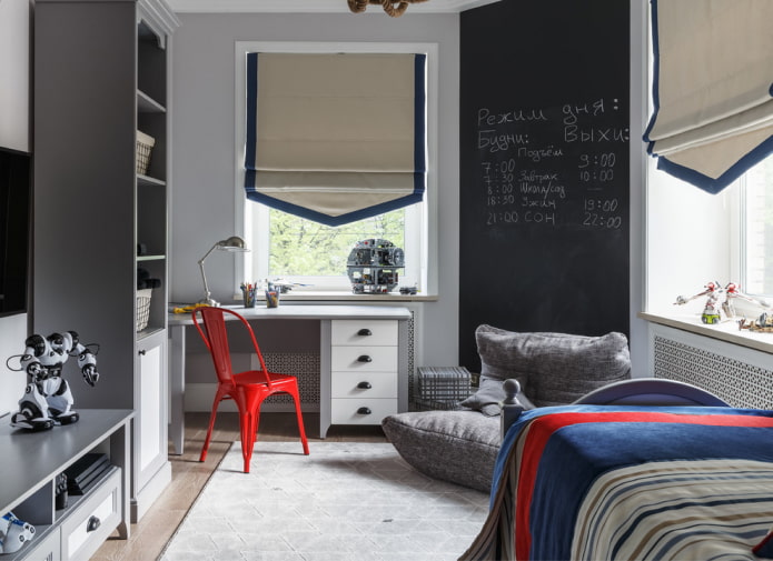 Quarto cinza com detalhes em vermelho