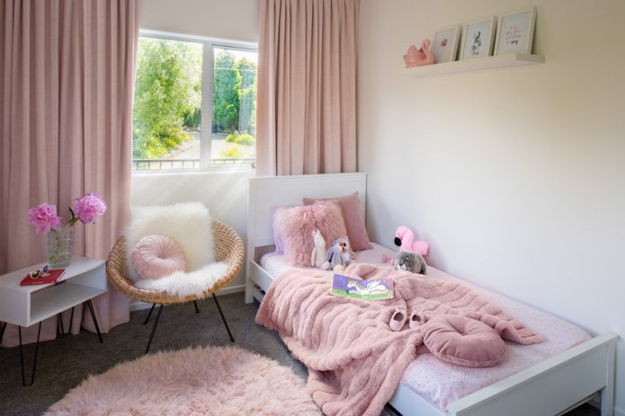 interior de um quarto de 9 metros quadrados para uma menina