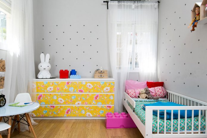 interior de um quarto de 9 metros quadrados para uma menina