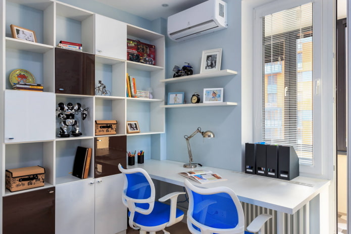 área de trabalho no quarto infantil