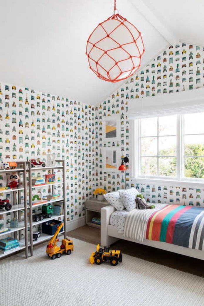 papel de parede com fotos em um quarto infantil
