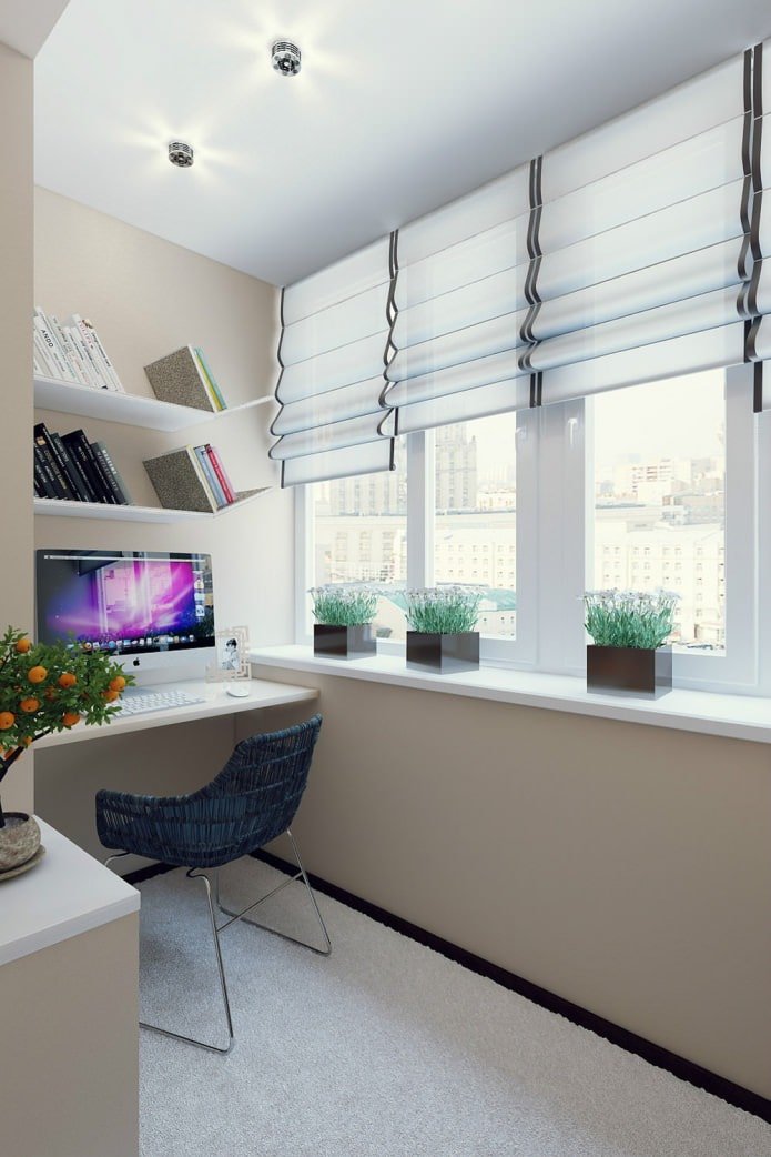escritório na varanda em um apartamento de dois cômodos de 50 m².