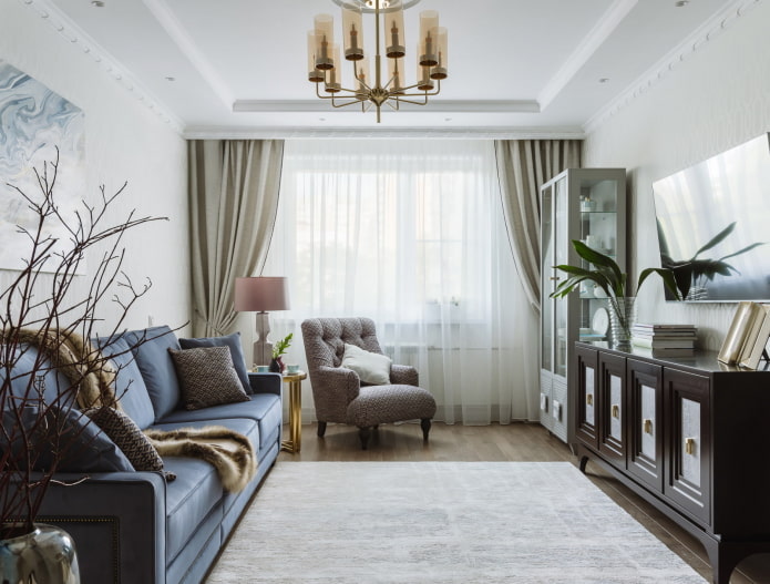 sala de estar com um sofá reto
