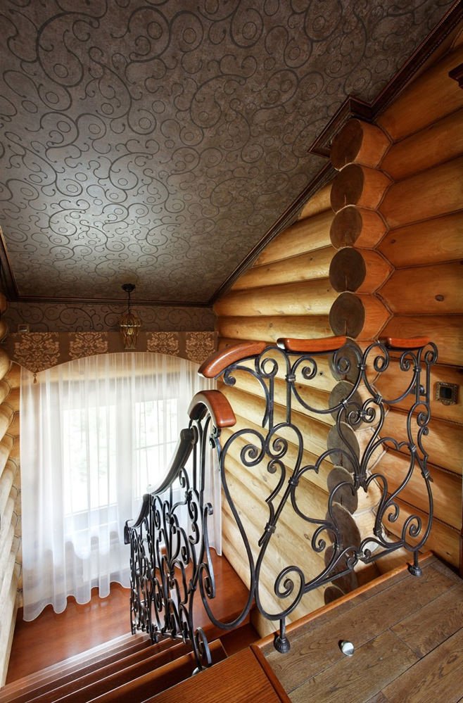 escadas em uma casa de madeira