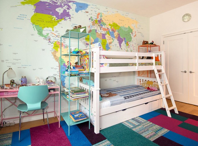 decoração de quarto infantil com papel de parede fotográfico com mapa-múndi