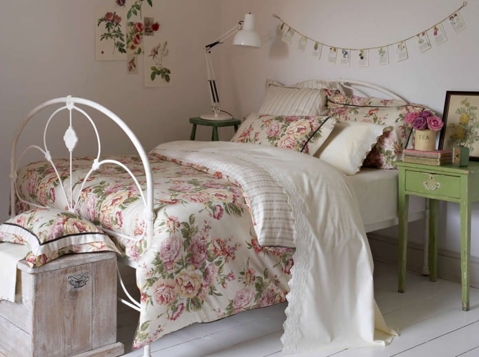 flores na roupa de cama