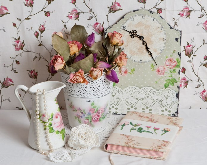 decoração shabby chic com padrões de rosas