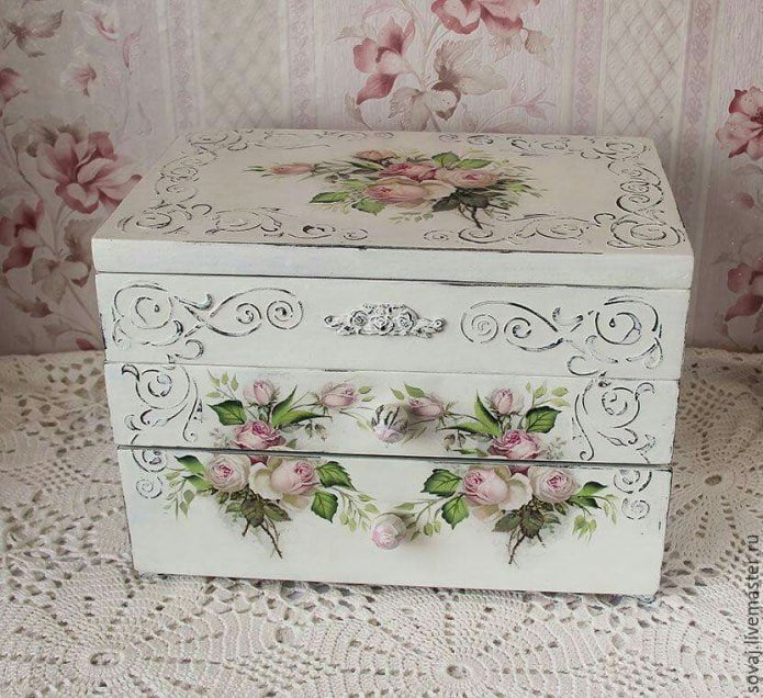 cômoda decorado usando a técnica de decoupage