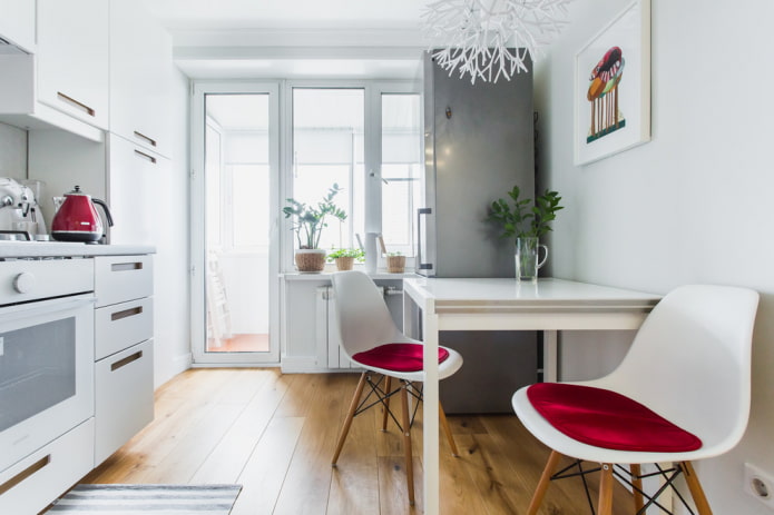 geladeira no interior de uma cozinha de 10 m²
