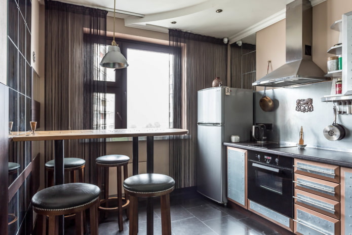 geladeira no interior de uma cozinha de 10 m²