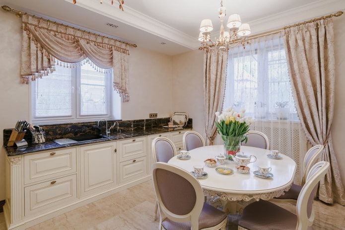 Cozinha de 10 m² em estilo clássico