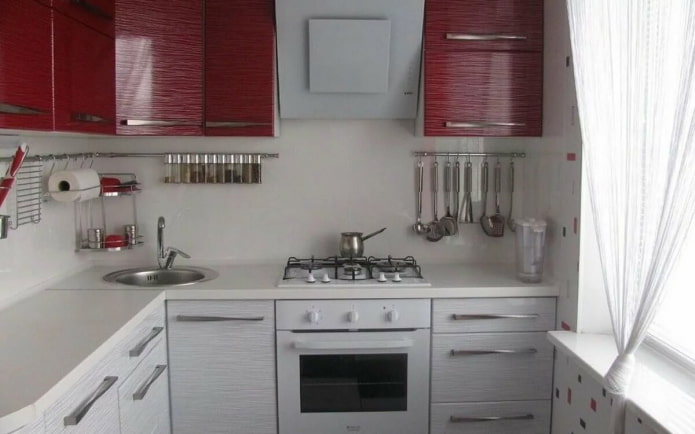 cozinha com fachadas multicoloridas
