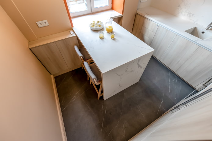 cozinha clara de 3 por 3 metros em estilo minimalista