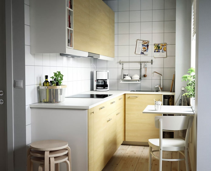 cozinha clara com azulejos